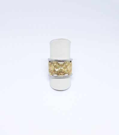 Fascia d'oro 18Kt sforata con incisioni a bulino effetto seta con girali incisioni fiorentine.
